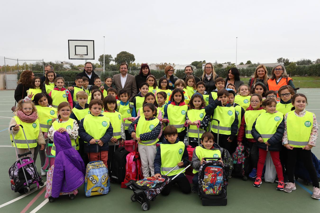 El presidente de la Junta de Extremadura, Guillermo Fernández Vara, la consejera de Medio Ambiente y Rural y el alcalde de Mérida, Antonio Rodríguez Osuna, junto a decenas de escolares y docentes del colegio Ciudad de Mérida han participado esta mañana en la ruta 'Camino escolar', actividad incluida en las I Jornadas de Territorio y Urbanismo Inclusivos que se celebran en la capital extremeña. 