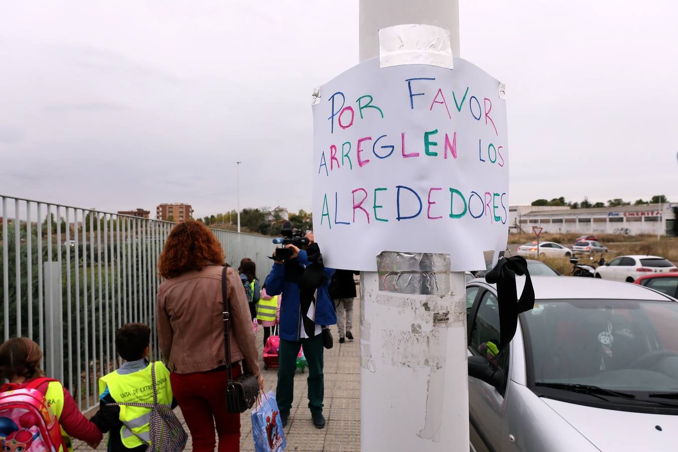 El presidente de la Junta de Extremadura, Guillermo Fernández Vara, la consejera de Medio Ambiente y Rural y el alcalde de Mérida, Antonio Rodríguez Osuna, junto a decenas de escolares y docentes del colegio Ciudad de Mérida han participado esta mañana en la ruta 'Camino escolar', actividad incluida en las I Jornadas de Territorio y Urbanismo Inclusivos que se celebran en la capital extremeña. 