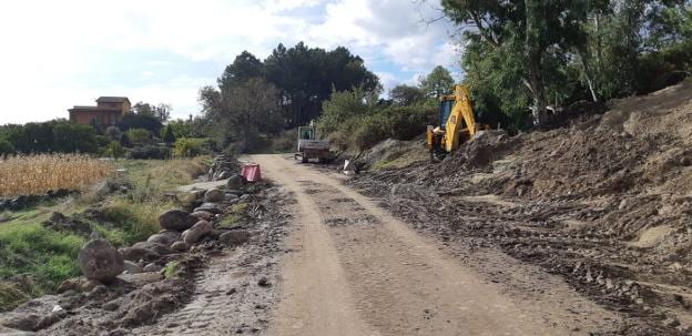 Máquinas excavadoras trabajando en el citado talud. :: J.J.T.