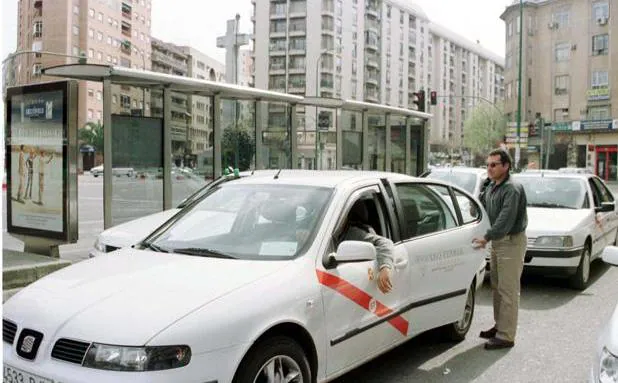 Cáceres realizará cinco exámenes en 2019 de permisos de conducción de taxis