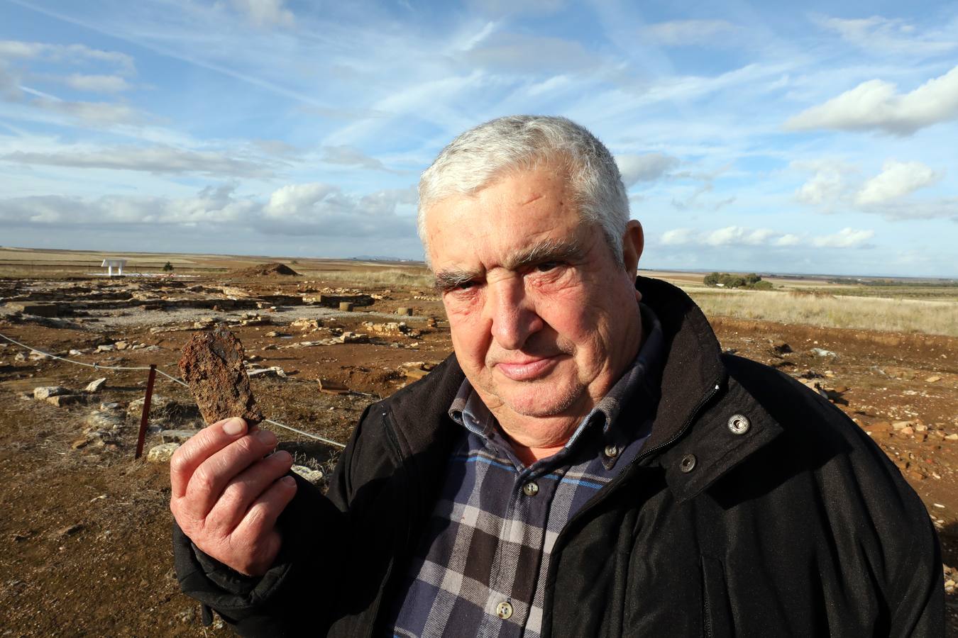 La falta de vigilancia permanente en la antigua ciudad romana, que solo está excavada en una décima parte, hace que haya sido expoliada ocho veces en los últimos once años. Casas de Reina, con 194 habitantes, reclama auxilio. Cincuenta y cuatro es el número de agujeros que sangran el suelo en el que está, gran parte oculta, la antigua ciudad romana de Regina Turdulorum, a 105 kilómetros de Mérida y a unos 150 de Córdoba. Son las perforaciones realizadas por los expoliadores que la pasada semana se dieron una vuelta, como suelen hacer con frecuencia, por la joya arqueológica de la Campiña Sur extremeña prácticamente inédita.