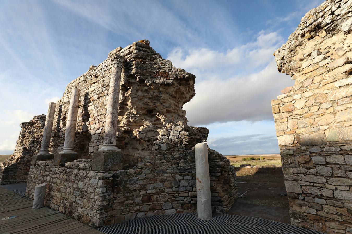 La falta de vigilancia permanente en la antigua ciudad romana, que solo está excavada en una décima parte, hace que haya sido expoliada ocho veces en los últimos once años. Casas de Reina, con 194 habitantes, reclama auxilio. Cincuenta y cuatro es el número de agujeros que sangran el suelo en el que está, gran parte oculta, la antigua ciudad romana de Regina Turdulorum, a 105 kilómetros de Mérida y a unos 150 de Córdoba. Son las perforaciones realizadas por los expoliadores que la pasada semana se dieron una vuelta, como suelen hacer con frecuencia, por la joya arqueológica de la Campiña Sur extremeña prácticamente inédita.