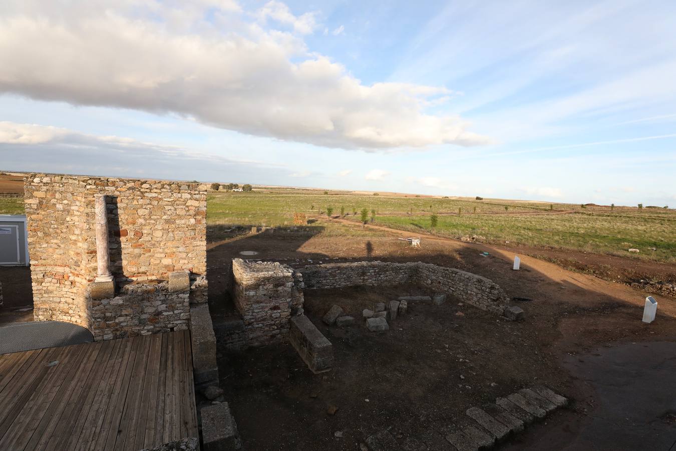 La falta de vigilancia permanente en la antigua ciudad romana, que solo está excavada en una décima parte, hace que haya sido expoliada ocho veces en los últimos once años. Casas de Reina, con 194 habitantes, reclama auxilio. Cincuenta y cuatro es el número de agujeros que sangran el suelo en el que está, gran parte oculta, la antigua ciudad romana de Regina Turdulorum, a 105 kilómetros de Mérida y a unos 150 de Córdoba. Son las perforaciones realizadas por los expoliadores que la pasada semana se dieron una vuelta, como suelen hacer con frecuencia, por la joya arqueológica de la Campiña Sur extremeña prácticamente inédita.