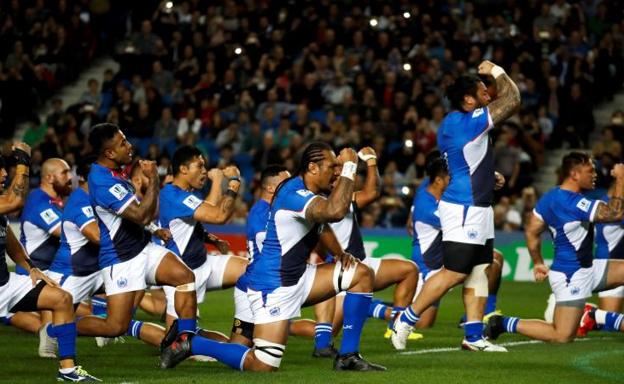 Los jugadores de Samoa realizan un baile ritual momentos antes del partido oficial ante EE UU.