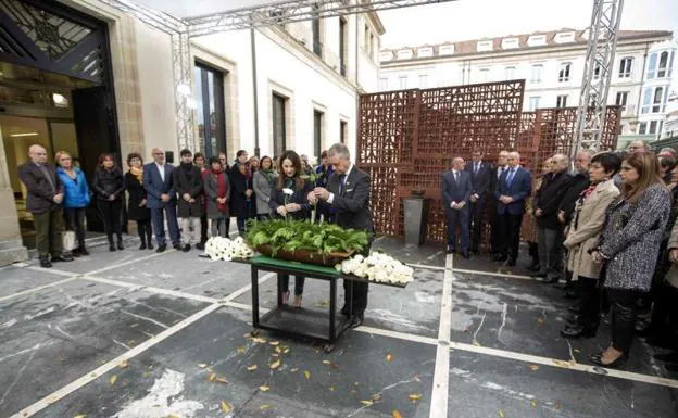 El Parlamento vasco homenajea a las víctimas en el Día de la Memoria sin el PP