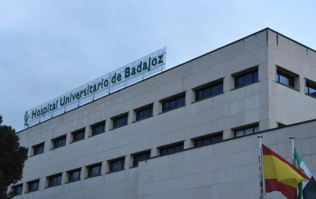 El hospital de Badajoz ya luce su nuevo nombre