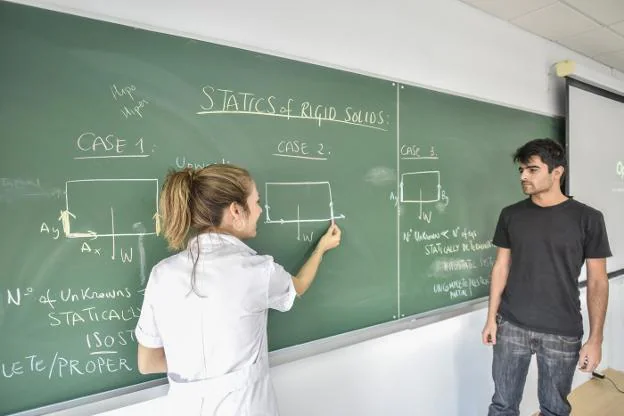 Una profesora y un alumno en una clase impartida en inglés en la Escuela de Ingenierías Industriales.