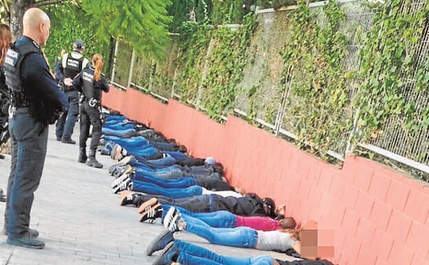 Hinchas detenidos por la Policía. 