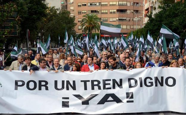 Imagen de archivo de una manifestación por el tren digno celebrada en Badajoz:: HOY