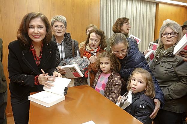 Lleno en Clavellina en Cáceres para ver a Isabel Gemio