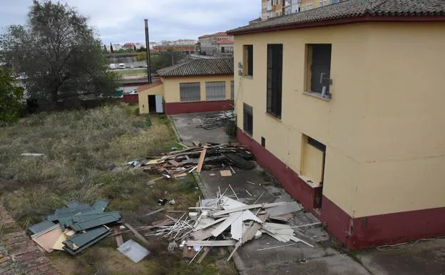 Primeras obras del derribo del colegio Nuestra Señora de Bótoa. :: C. MORENO