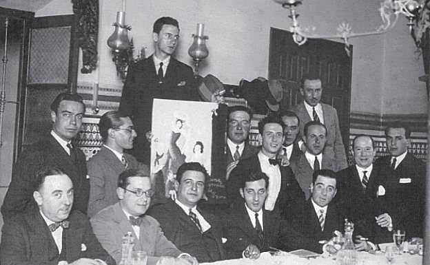 Banquete del grupo 'Mediodía'. Núñez de Herrera, de pie y el centro y con pajarita.: