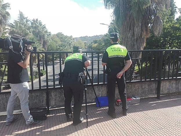 Agentes de la Policía Local en un control. :: hoy