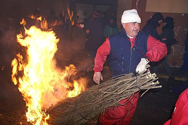 Vecino portando un escobón en llamas. :: E.G.R.