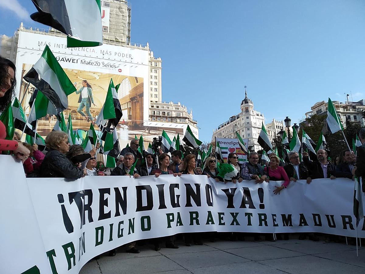 El deportista olímpico montijano Javier Cienfuegos ha leído un manifiesto en la plaza de España de la capital española