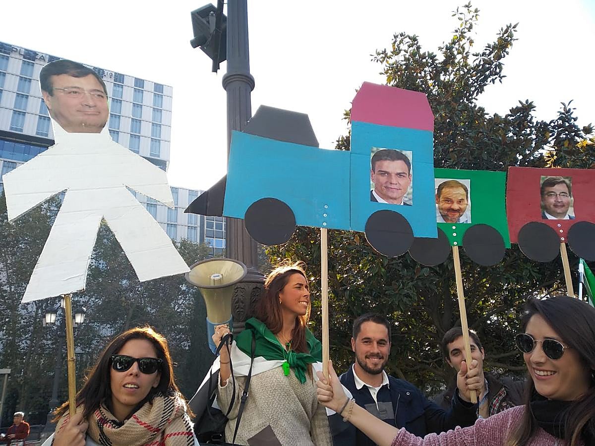 El deportista olímpico montijano Javier Cienfuegos ha leído un manifiesto en la plaza de España de la capital española