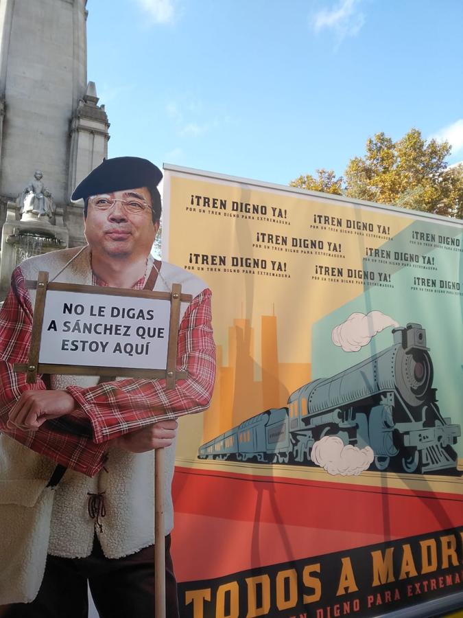 El deportista olímpico montijano Javier Cienfuegos ha leído un manifiesto en la plaza de España de la capital española