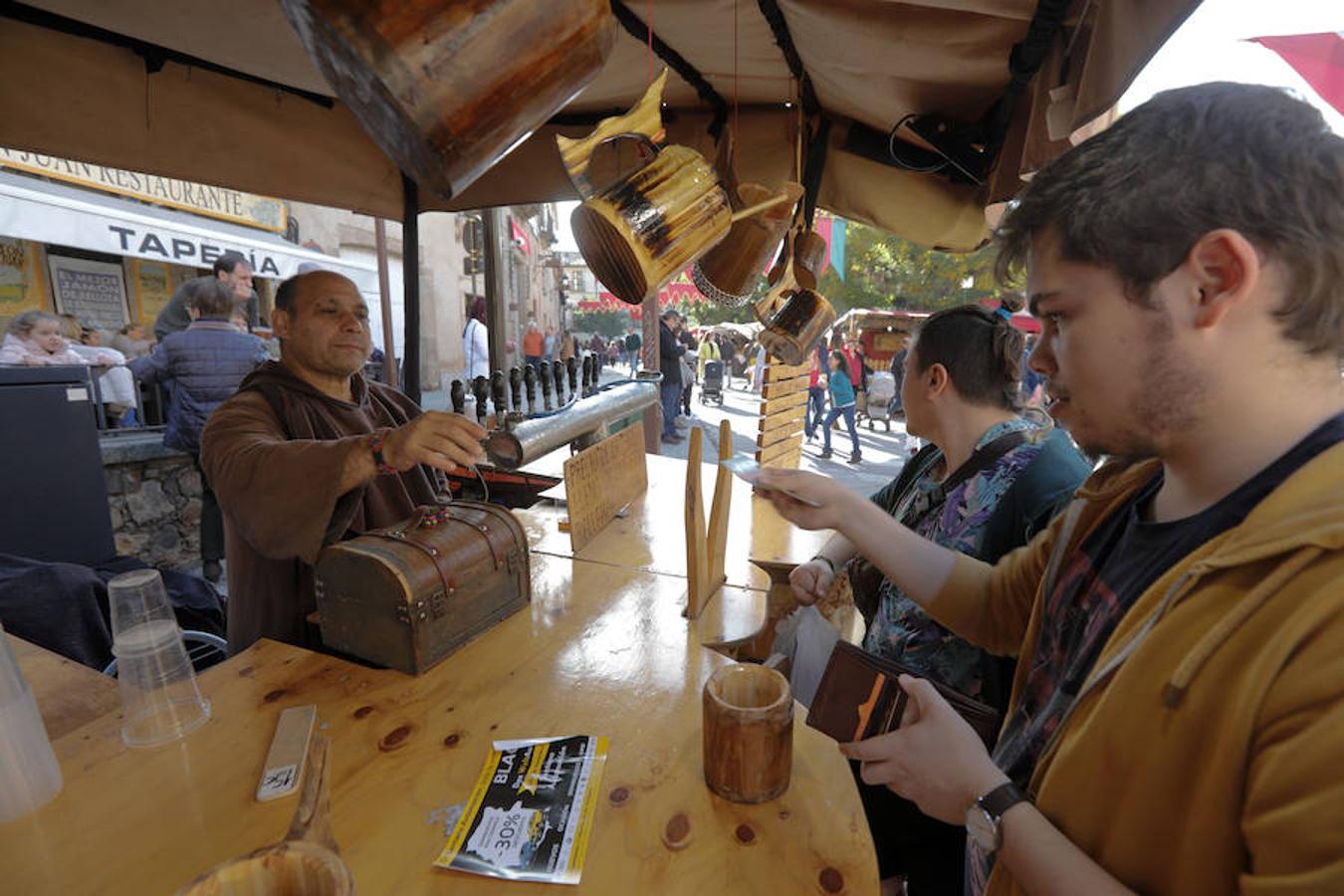 En los 150 puestos se vende desde hasta hidromiel con cannabis a monedas acuñadas a golpe de maza