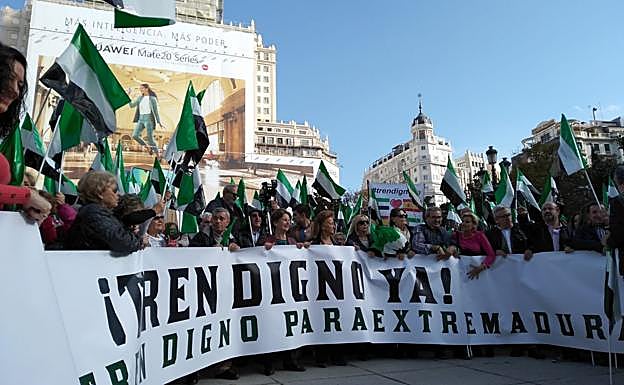 Imagen. Pancartas contra Guillermo Fernández Vara, Pedro Sänchez y José Luis Ábalos