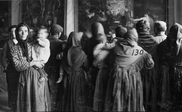 Un grupo de mujeres observa 'Las hilanderas' de Velázquez en 1932.