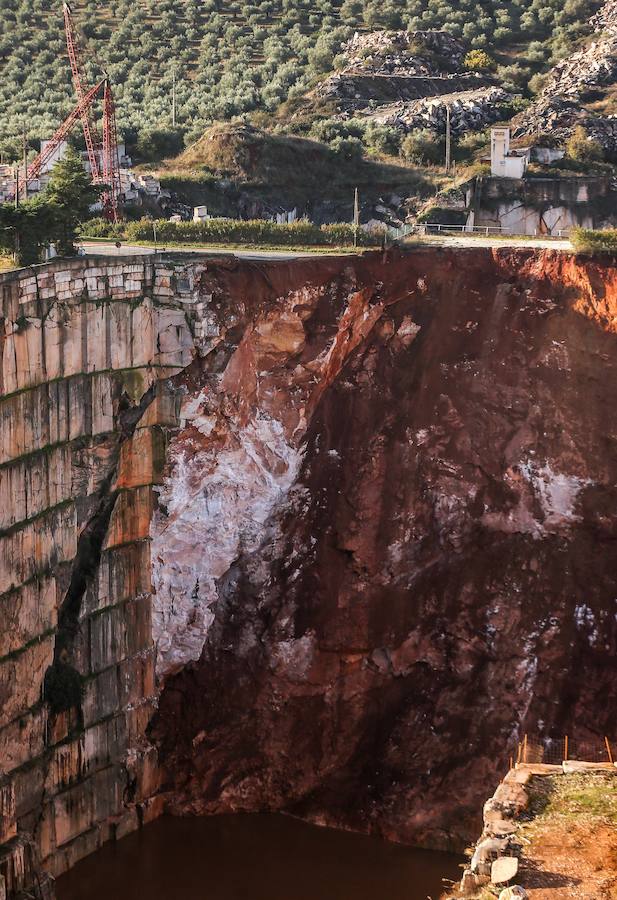 Un movimiento de tierras provocó el colapso de la vía, haciendo que varios vehículos cayeran al enorme socavón de una cantera de mármol 