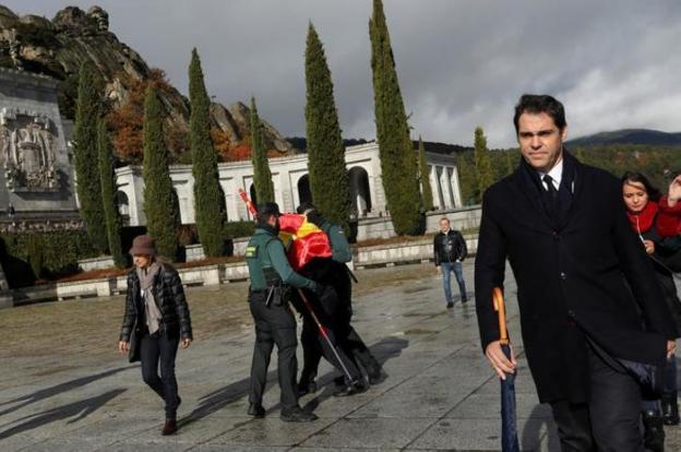 Luis Alfonso de Borbón, ayer en el Valle de los Caídos. A la izquierda, la esquela dedicada a su bisabuelo. :: reuters / r. c.