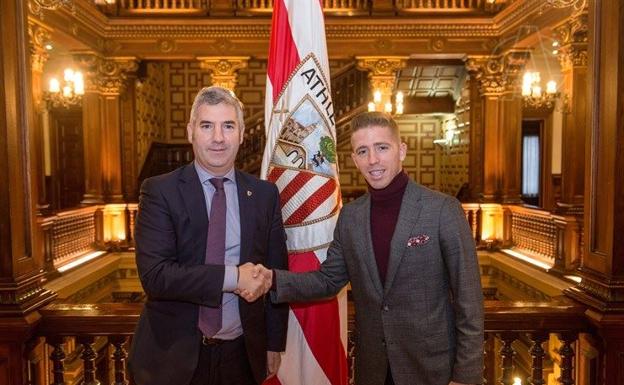 Urrutia y Muniain se dan la mano tras la renovación. 