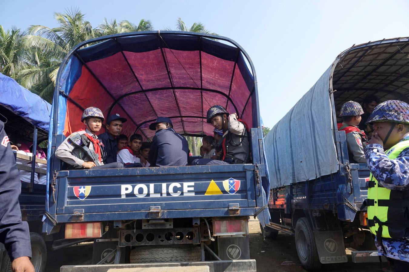 Policías birmanos escoltan al grupo de 106 rohinyás de vuelta a Sittwe en el estado de Rakáin (Birmania). El pasado 16 de noviembre, el barco en el que viajaban los 106 rohinyás encalló en la costa cerca de Rangún, con uno de sus ocupantes muerto, cuando trataba de llegar a Malasia. 