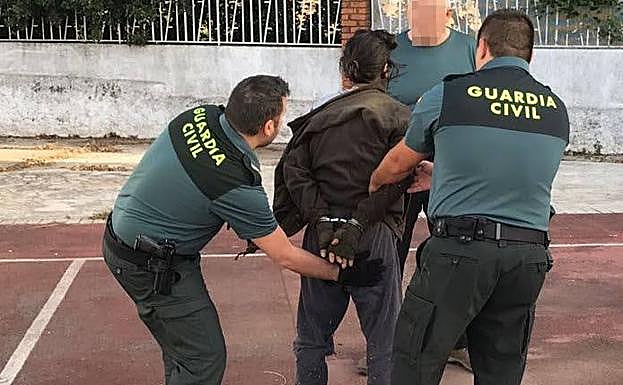La Guardia Civil detiene al fugado cerca de su casa. 