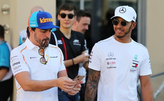 Fernando Alonso y Lewis Hamilton, en el circuito de Yas Marina. 