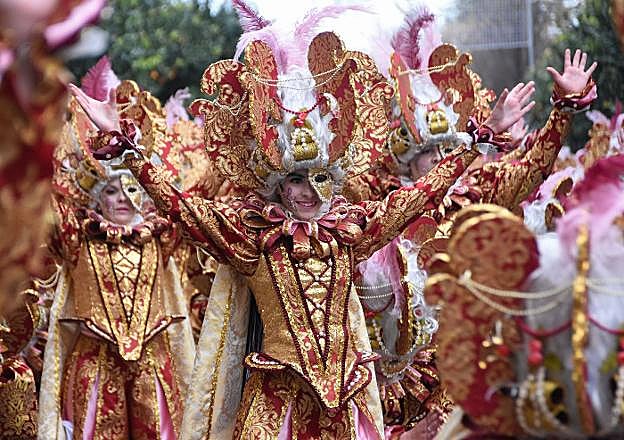 Comparsa Los Lingotes durante el desfile del Carnaval de 2018. :: hoy