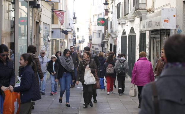 Imagen de archivo de compras en la calle Pintores de Cáceres:: HOY