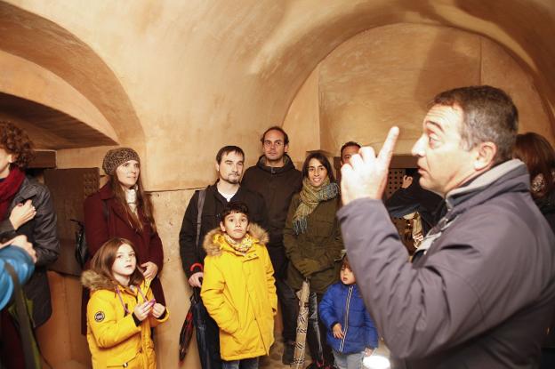 Visitantes en el interior de la Torre del Horno. :: armando méndez