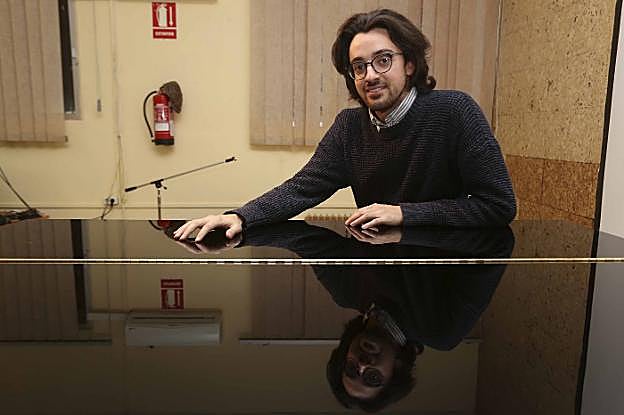 El joven pianista emeritense Abraham Samino, en el Conservatorio de Música de Mérida. :: j. m. romero