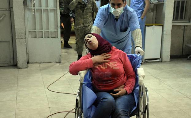 Una mujer llega al hospital de Alepo con una crisis respiratoria.