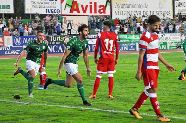 Carlos Selfa celebra el gol del triunfo ante el Granada B. :: e. domeque