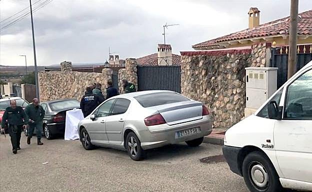 Fotografía tomada de un video facilitado por Summa112 de la fachada del chalé de Colmenar de Oreja en el que dos mujeres fallecieron al ser atacadas por sus dos perros. 