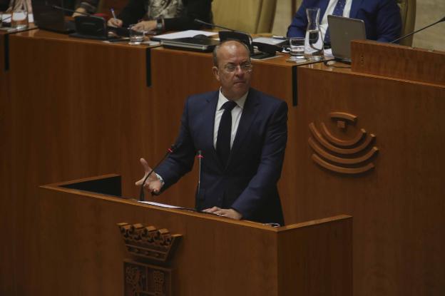 El presidente del PP extremeño, José Antonio Monago, durante el pleno. :: j. m. romero