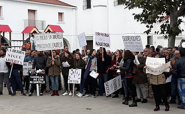Concentración celebrada el sábado en Guadiana para pedir la retirada de los vestigios franquistas. :: 