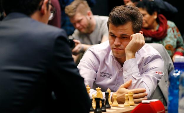 Magnus Carlsen (de frente) y Fabiano Caruana (de espaldas, en primer plano), durante las partidas rápidas. / 