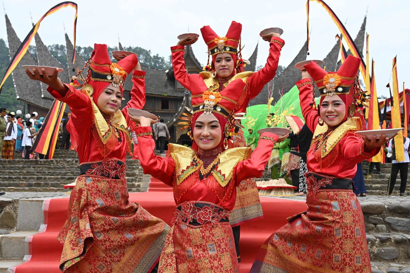 Los bailarines indonesios participan en el festival de arte y cultura Minangkabau 2018 en Batusangkar, Sumatra Occidental. La cultura se lleva a cabo en la regencia de Tanah Datar del 28 de noviembre al 2 de diciembre para impulsar la economía y el turismo