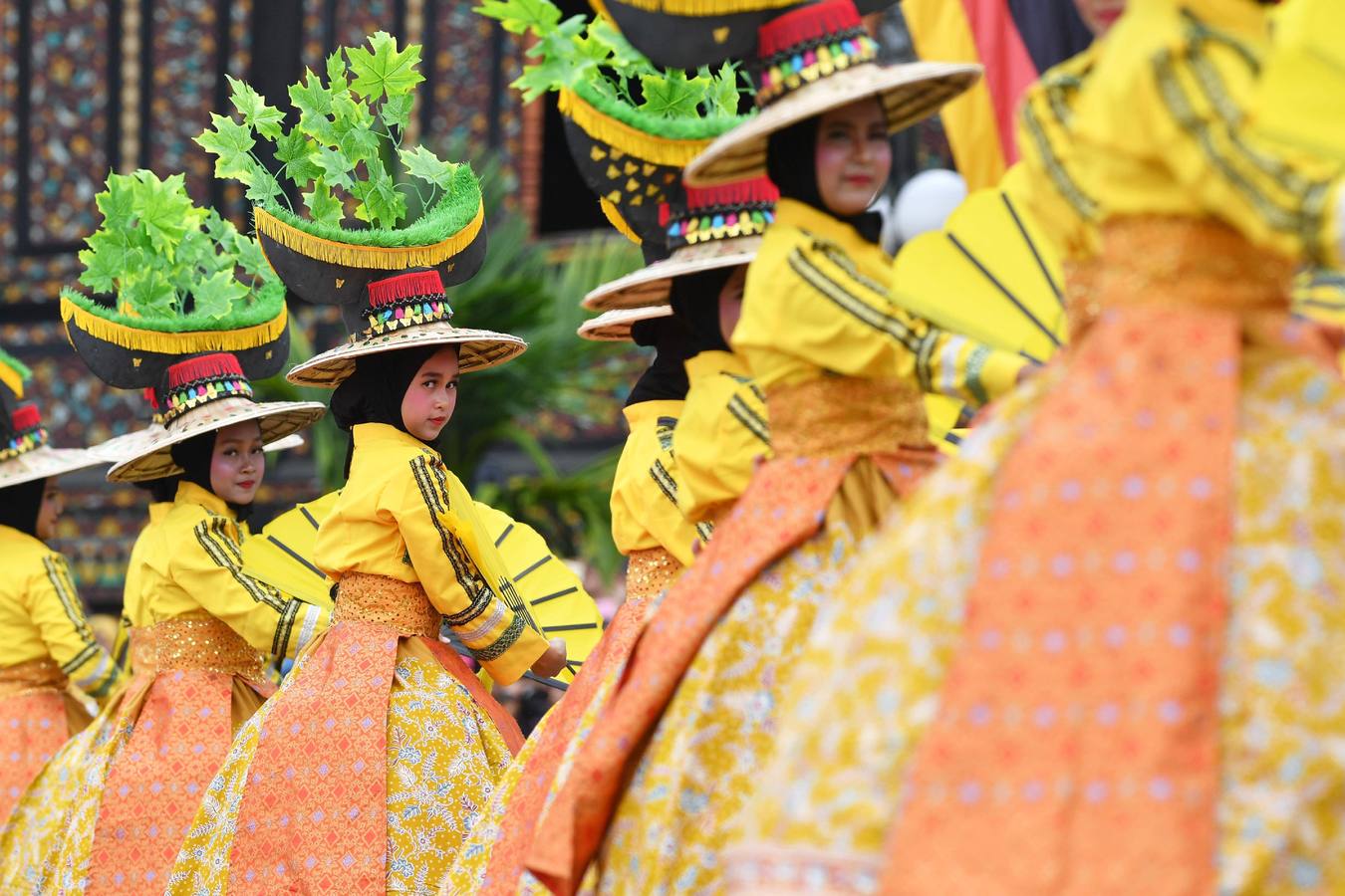 Los bailarines indonesios participan en el festival de arte y cultura Minangkabau 2018 en Batusangkar, Sumatra Occidental. La cultura se lleva a cabo en la regencia de Tanah Datar del 28 de noviembre al 2 de diciembre para impulsar la economía y el turismo