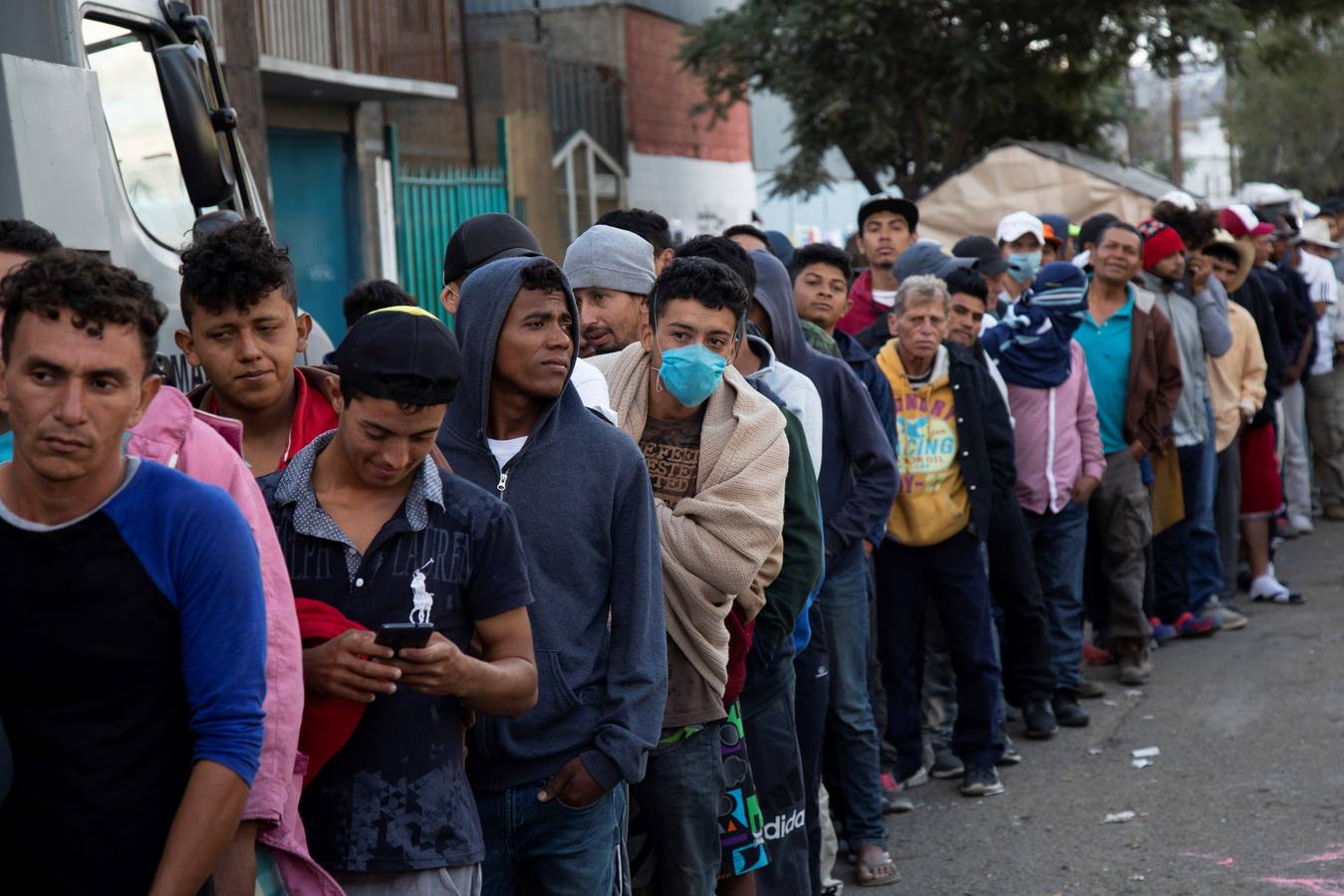 Los migrantes que entraron a México a finales de octubre y confluyeron en Tijuana en las últimas semanas, están cerca del punto crítico ante su hacinamiento en un albergue de esta ciudad fronteriza. Según autoridades mexicanas, unas 9.000 centroamericanos llegaron a México desde el 19 de octubre en distintos grupos, de los cuales más de 7.000 arribaron a Mexicali y Tijuana, estado de Baja California, para allí pedir asilo en Estados Unidos y otros 2.000 en otros lugares del país.