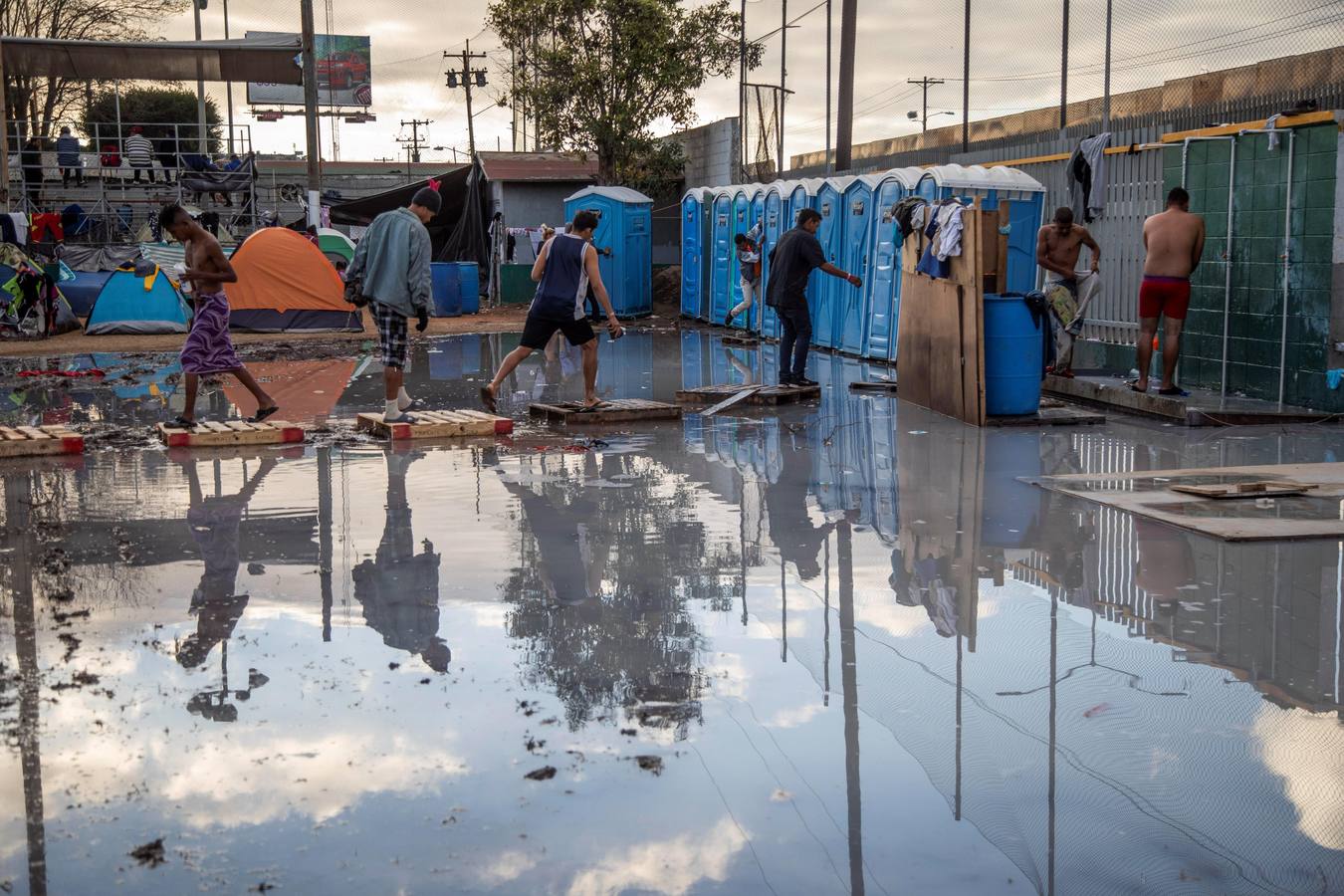 Los migrantes que entraron a México a finales de octubre y confluyeron en Tijuana en las últimas semanas, están cerca del punto crítico ante su hacinamiento en un albergue de esta ciudad fronteriza. Según autoridades mexicanas, unas 9.000 centroamericanos llegaron a México desde el 19 de octubre en distintos grupos, de los cuales más de 7.000 arribaron a Mexicali y Tijuana, estado de Baja California, para allí pedir asilo en Estados Unidos y otros 2.000 en otros lugares del país.