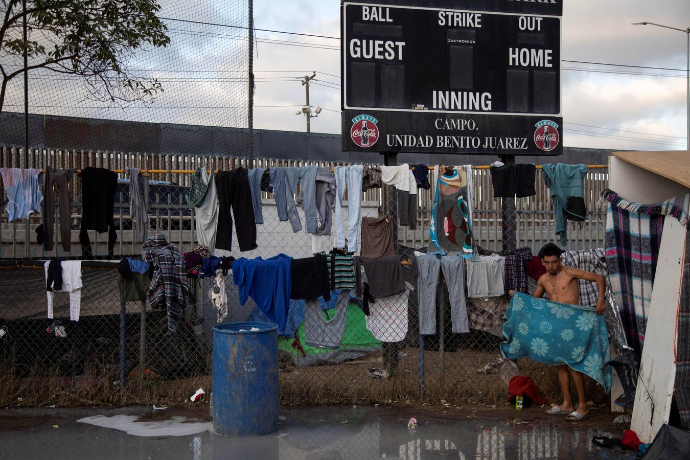 Los migrantes que entraron a México a finales de octubre y confluyeron en Tijuana en las últimas semanas, están cerca del punto crítico ante su hacinamiento en un albergue de esta ciudad fronteriza. Según autoridades mexicanas, unas 9.000 centroamericanos llegaron a México desde el 19 de octubre en distintos grupos, de los cuales más de 7.000 arribaron a Mexicali y Tijuana, estado de Baja California, para allí pedir asilo en Estados Unidos y otros 2.000 en otros lugares del país.