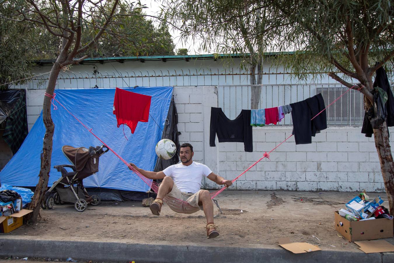 Los migrantes que entraron a México a finales de octubre y confluyeron en Tijuana en las últimas semanas, están cerca del punto crítico ante su hacinamiento en un albergue de esta ciudad fronteriza. Según autoridades mexicanas, unas 9.000 centroamericanos llegaron a México desde el 19 de octubre en distintos grupos, de los cuales más de 7.000 arribaron a Mexicali y Tijuana, estado de Baja California, para allí pedir asilo en Estados Unidos y otros 2.000 en otros lugares del país.