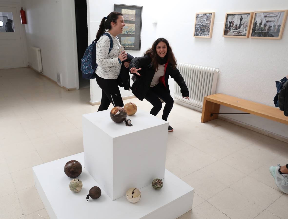 Exposición de Pura Martínez y Jairo González de cerámicas bajo el título de Jaque al Nenúfar. Son obras relacionadas con el juego del ajedrez sobre una inspiración de las flores del nenúfar. La exposición se inauguró el 23 de noviembre en la Escuela de Arte y Superior de Diseño de Mérida.
