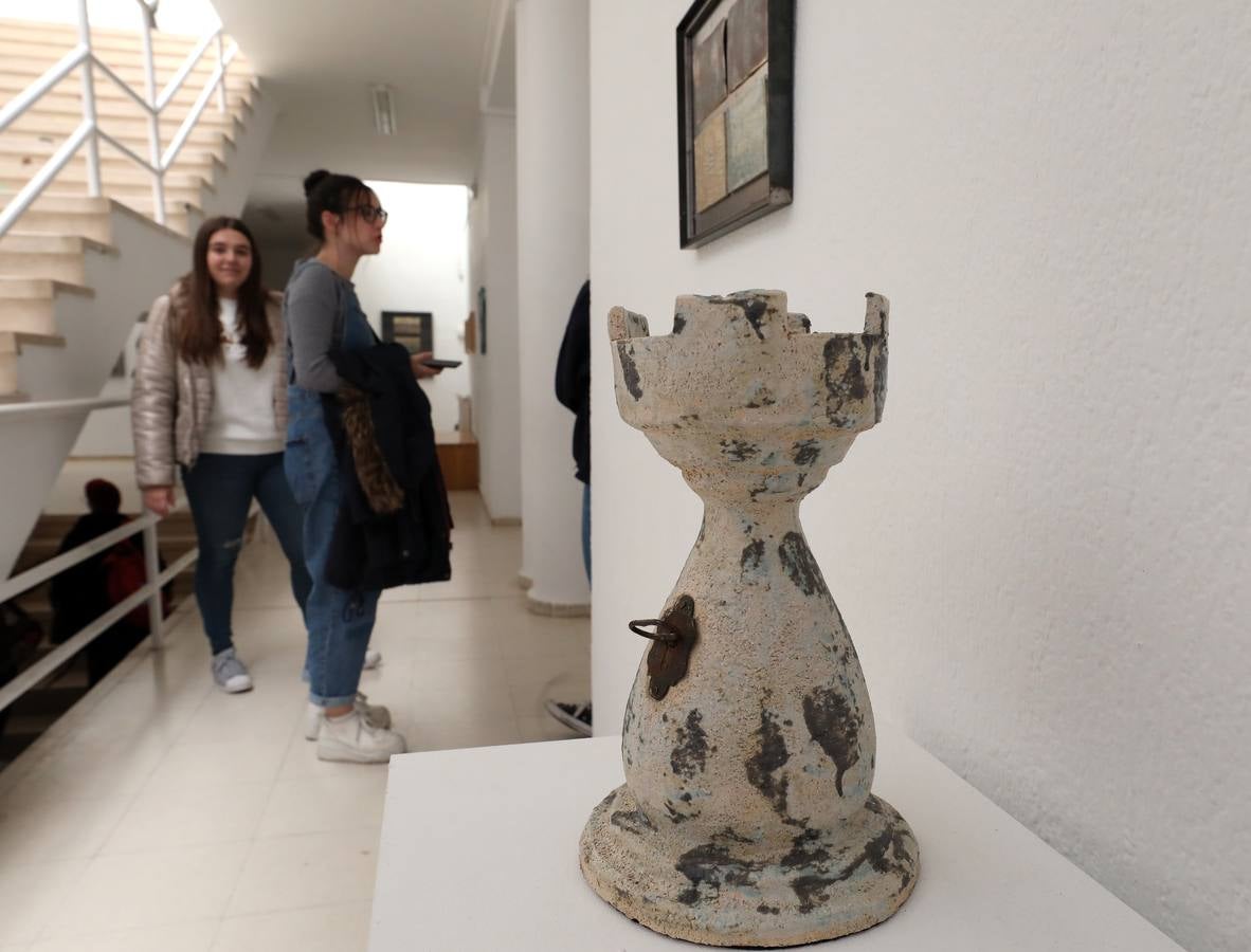 Exposición de Pura Martínez y Jairo González de cerámicas bajo el título de Jaque al Nenúfar. Son obras relacionadas con el juego del ajedrez sobre una inspiración de las flores del nenúfar. La exposición se inauguró el 23 de noviembre en la Escuela de Arte y Superior de Diseño de Mérida.