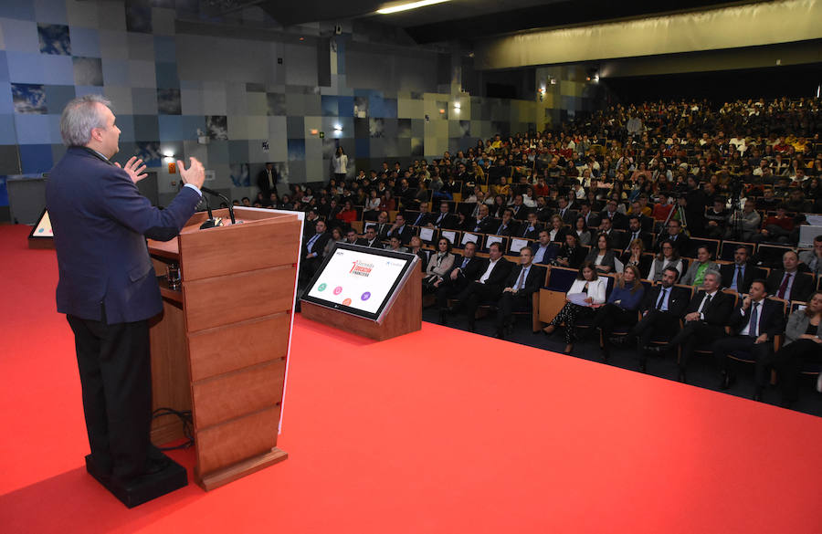 Fotos: I Jornada de Educación financiera de Caixabanc y HOY
