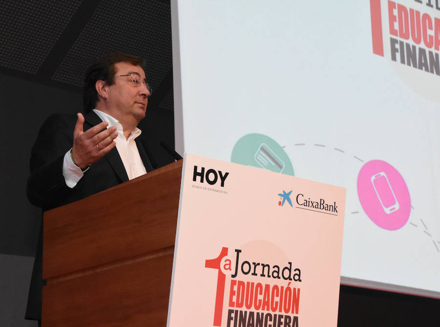 Fotos: I Jornada de Educación financiera de Caixabanc y HOY
